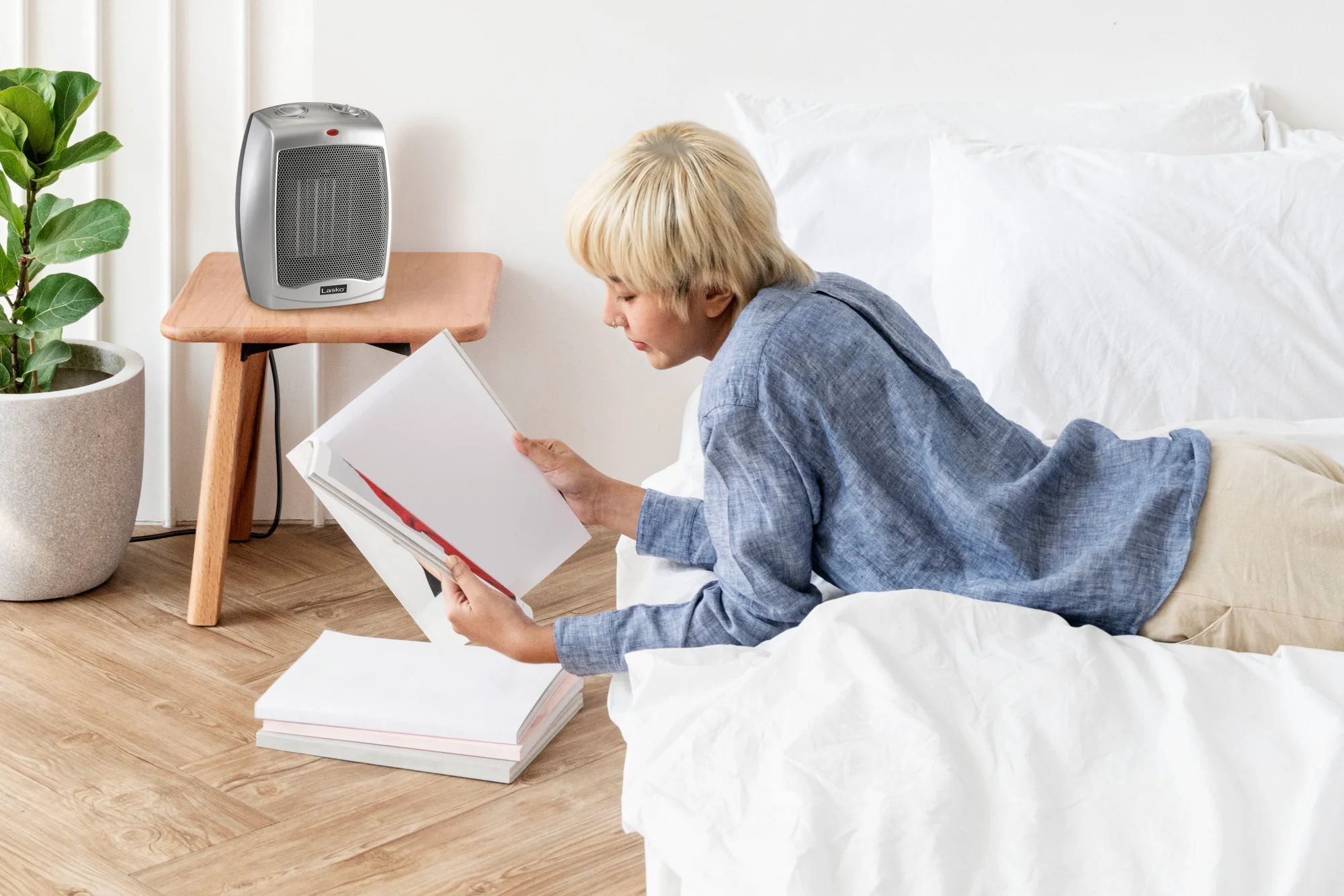 Lasko 9" Ceramic Table Top Heater (2 heat settings, manual, thermostat, silver) - Image 11